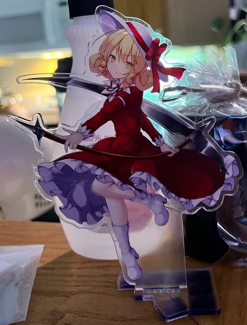 Acrylic Stand of Elly, done by artist @A_tawashi.